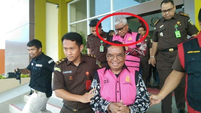 Wakil Rektor (WR) II Unsulbar (depan) melempar senyum usai ditetapkan sebagai tersangka, sementara mantan Rektor Unsulbar Aksan Djalaluddin terlihat murung (lingkaran merah) menggunakan rompi pink kejaksaan.