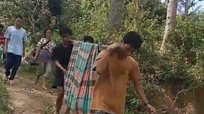 Warga Dusun Salurindu, Desa Salutahongang, Kecamatan Malunda, Kabupaten Majene, Sulawesi Barat, saat menandu warga yang sakit menuju Puskesmas, Sabtu (28/6/2025).