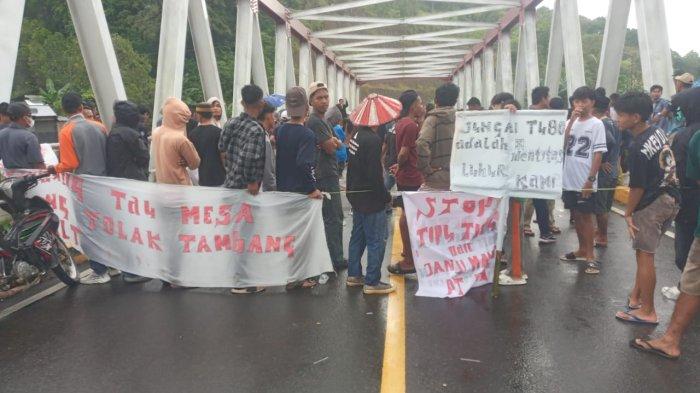 DEMO TAMBANG PASIR - Ratusan warga dari Desa Tubo dan Salatambung, Kecamatan Tubo Sendana, Kabupaten Majene, Sulawesi Barat, melakukan aksi demonstrasi dengan menutup jalan poros Mamuju-Majene pada Minggu (18/5/2025).