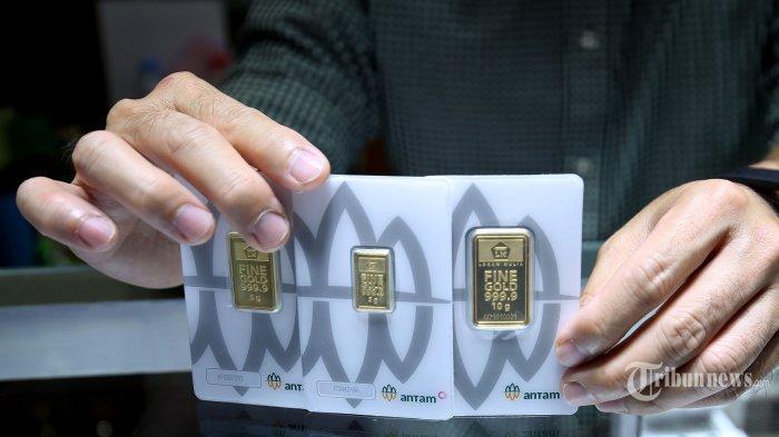 Pedagang menata emas Antam di Jakarta - Harga emas hari ini, Kamis (9/9/2021), naik jadi Rp 930.000 per gram.