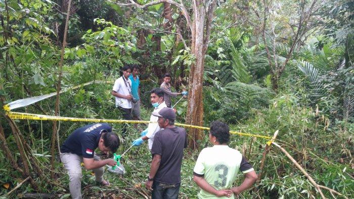 EVAKUASI MAYAT - Polisi dan warga melaksanakan evakuasi mayat seorang pria yang ditemukan dalam kondisi tergantung di di Dusun Salumanapo, Desa Keang, Kecamatan Kalukku, Kabupaten Mamuju, Sulawesi Barat pada Rabu (30/4/2025).