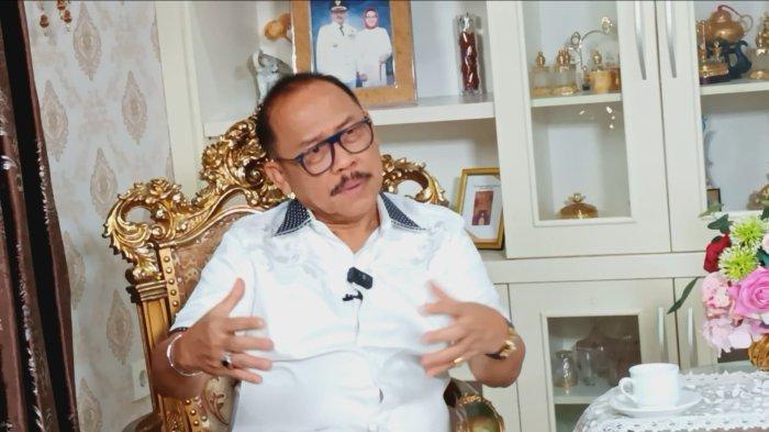 Gebrakan sang Pemimpin - Gubernur Suhardi Duka saat tampil di acara Podcast Gebrakan Sang Pemimpin bersama Tribun-Sulbar.com pada Jumat (30/5/2025).