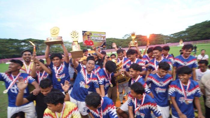 POLMAN CUP V - OTP 37 foto bersama saat menjuarai Turnamen Polman Cup V Kalkulus 2025
di Stadion Sport Center S Mengga, Polewali Mandar, Selasa (1/7/2025). OTP 37 FC kembali menunjukkan dominasinya di kancah sepak bola Sulawesi Barat (Sulbar), Tim kebanggaan Mamuju ini sukses menjuarai Turnamen Polman Cup V Kalkulus 2025 usai menaklukkan Tidola Darma dengan skor meyakinkan 5-1 pada laga final.