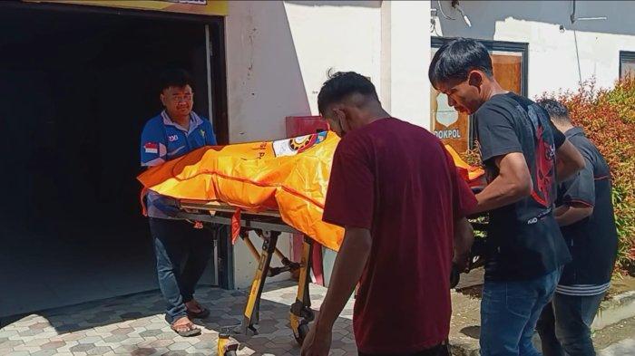 DIOTOPSI - Jenazah Tamrin saat tiba di RS Bhayangkara Mamuju, Kamis (1/5/2025). Jenazah Tamrin (55) yang ditemukan di Tepi Pantai Karanamu, Keluruhan Kasambang, Kecamatan Tapalang, Kabupaten Mamuju, akhirnya di bawa ke RS Bhayangkara Mamuju, pada Kamis (1/5/2025). Keluarga korban, Gafur Rasjid, mengatakan bahwa alasan di bawahnya jenazah ke RS Bhayangkara Mamuju untuk diotopsi adalah agar memastikan penyebab kematian korban.