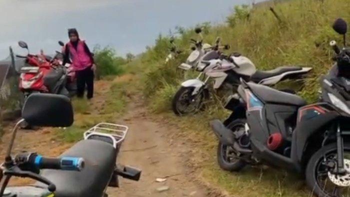 Parkiran motor - Sejumlah motor terparkir di Bukit Sigitung, Kelurahan Baruga Dhua, Kecamatan Banggae Timur, Kabupaten Majene, Sulbar. Lurah setempat menegaskan area ini bukan tempat wisata melainkan kebnun milik warga