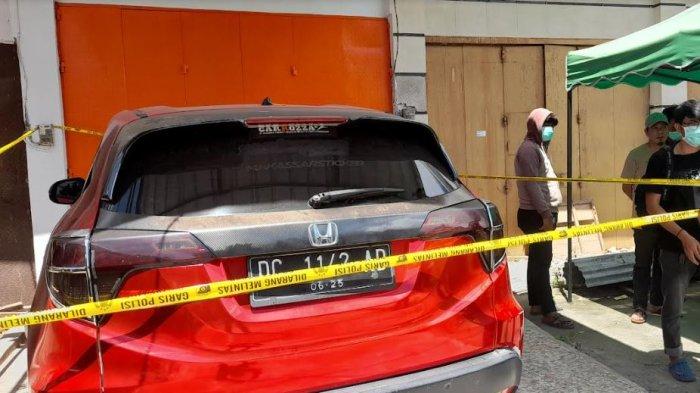 Garis polisi dipasang di lokasi penemuan mayat perempuan dalam mobil, di Jl Kurungan Bassi, Kelurahan Binanga, Kecamatan Mamuju, Kabupaten Mamuju, Sulawesi Barat (Sulbar), Sabtu (6/4/2024).