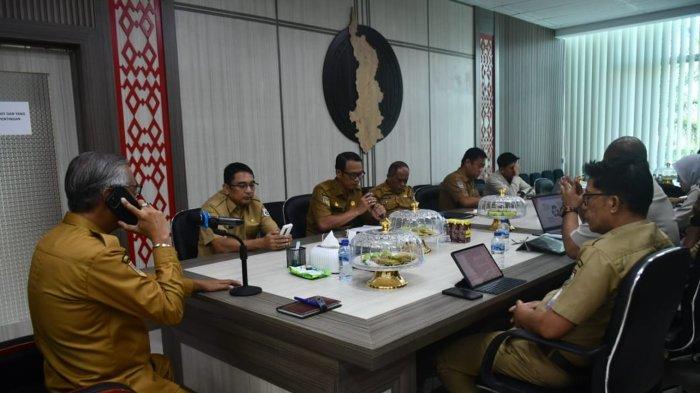 RAPAT TAPD - Tim Anggaran Pemerintah Daerah (TAPD) menggelar rapat  usulan pemberian bantuan keuangan untuk perbaikan jaringan pipa transmisi dan distribusi air di wilayah So’do dan Katapi, Kabupaten Mamuju. Rapat ini dilaksanakan di ruang rapat Sekretaris Provinsi (Sekprov), Kantor Gubernur Sulbar, pada Selasa (6/5/2025).