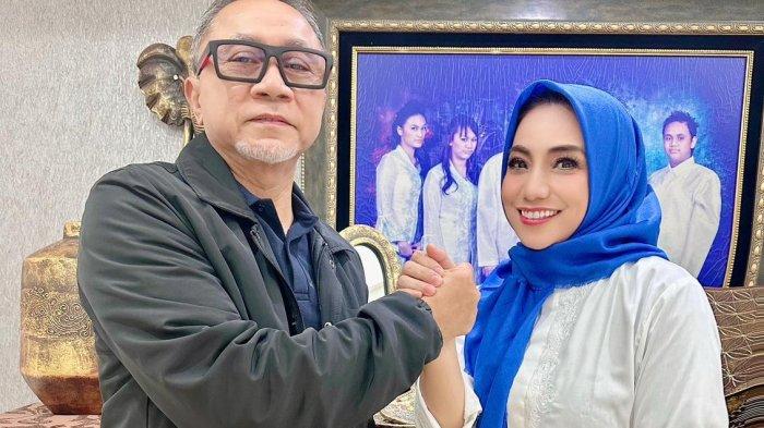 Ketua Umum PAN Zulkifli Hasan dan Siti KDI salam komando