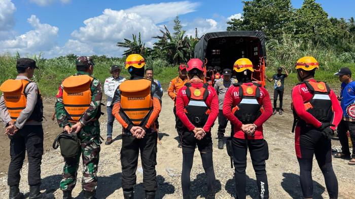 Cari korban - tujuh personel dari Basarnas Mamuju diterjunkan mencari keberadaan dua pekerja yang jatuh, saat mengecat rangka jembatan Tarailu, Kecamatan Sampaga, Kabupaten Mamuju, Sulawesi Barat, Senin (28/7/2025). Dua pekerja hilang Sapri dan Angga.