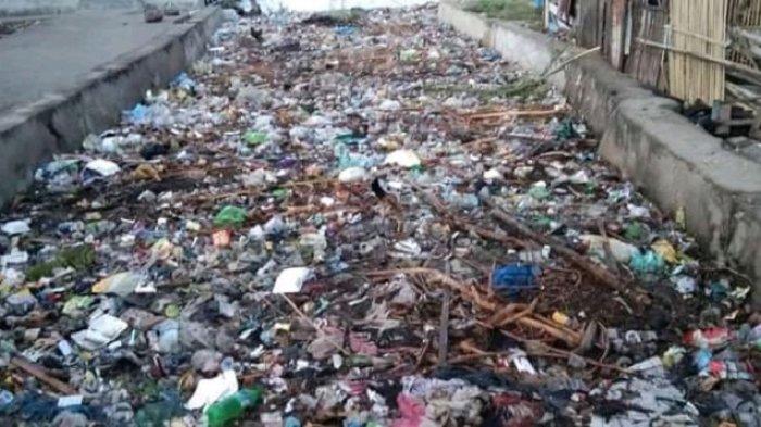 tumpukan sampah di drainase Desa Pambusuang sebelum banjir.