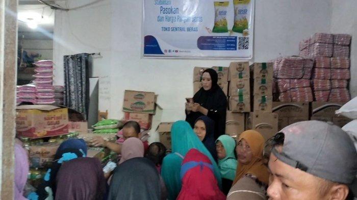 Antrean warga berburu beras murah di Kompleks Pasar Sentral Jl Tamajarra, Kelurahan Pekkkabata, Kecamatan Polewali, Polman, Jumat (23/2/2024).