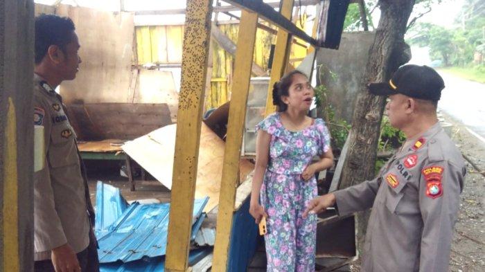 WARUNG KENA PUTING BELIUNG - Polisi mendatangi warung milik warga di Dusun Apoang Utara, Desa Bukit Samang, Kecamatan Sendana, Kabupaten Majene, Sulawesi Barat yang dihantam angin puting beliung pada Rabu (30/4/2025).