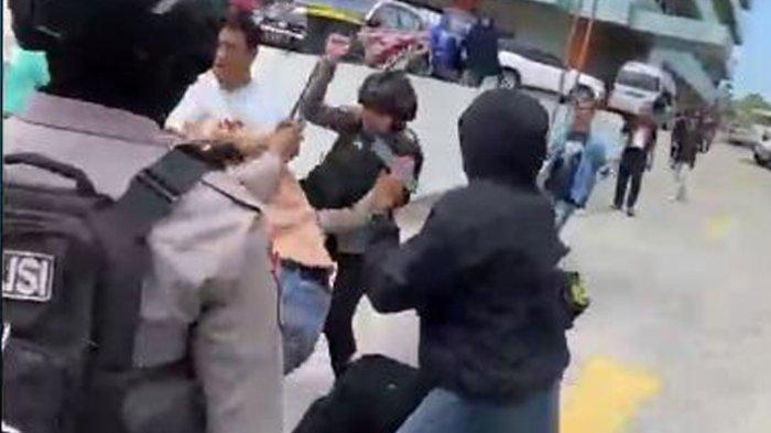 Polisi memukul mahasiswa di depan RS Hermina Kendari,  Jl DI Panjaitan, Kelurahan Wundudopi, Kecamatan Baruga, Kota Kendari, Provinsi Sulawesi Tenggara (Sultra), Senin (18/9/2023).