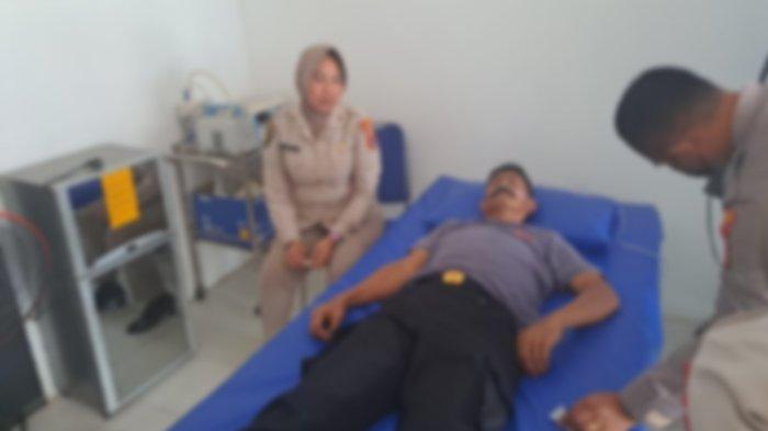 Seorang polisi bernama Iptu Syafrin, korban baku pukul dengan mahasiswa yang demo di RS Hermina Kendari, mendapatkan perawatan medis karena sesak nafas, pada Senin (18/9/2023).