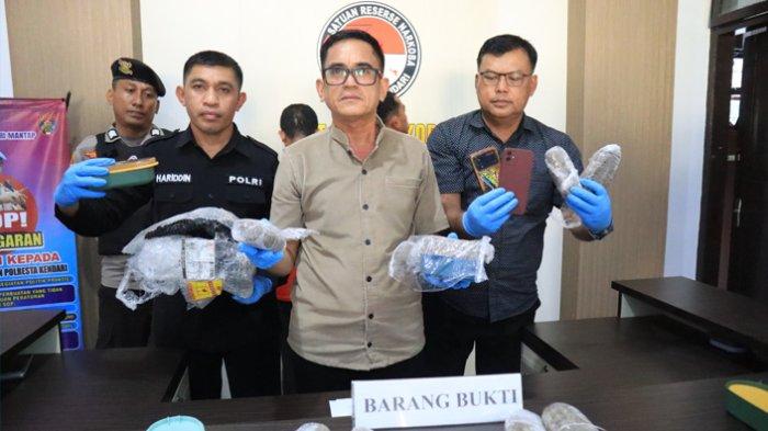 Kasat Narkoba Polresta Kendari AKP Bahri (tengah) membeberkan kronologi penangkapan dua pemuda mengambil paket ganja seberat 1 kilogram (kg) di Kota Kendari, Sulawesi Tenggara, pada Sabtu (19/8/2023).