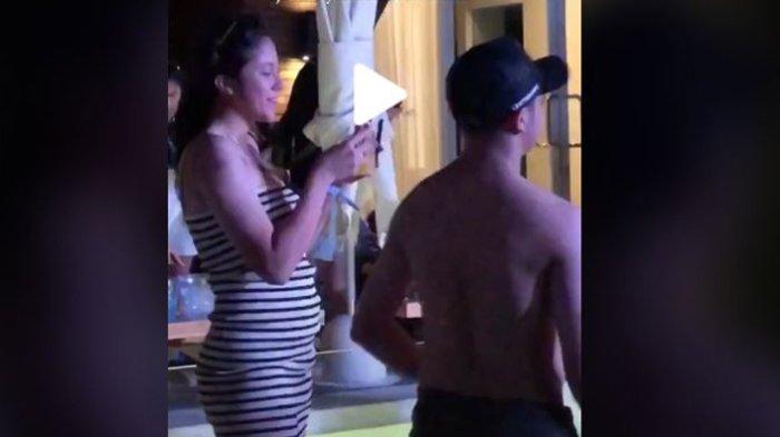 Video viral di TikTok yang menyorot perut buncit Sitha Marino kala bersama Bastian Steel. Video tersebut telah ditonton 1,4 juta kali.