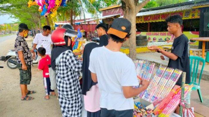 Penjual Petasan Menjamur di Bahu Jalan Kolaka Sulawesi Tenggara Jelang ...