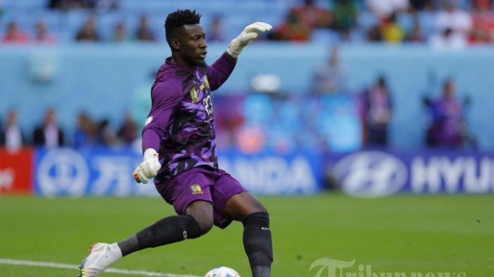 Profil Andre Onana -  Penjaga gawang Kamerun Andre Onana (23) menendang bola selama pertandingan sepak bola Grup G Piala Dunia Qatar 2022 antara Swiss dan Kamerun di Stadion Al-Janoub di Al-Wakrah, selatan Doha pada 24 November 2022. (Odd ANDERSEN / AFP )