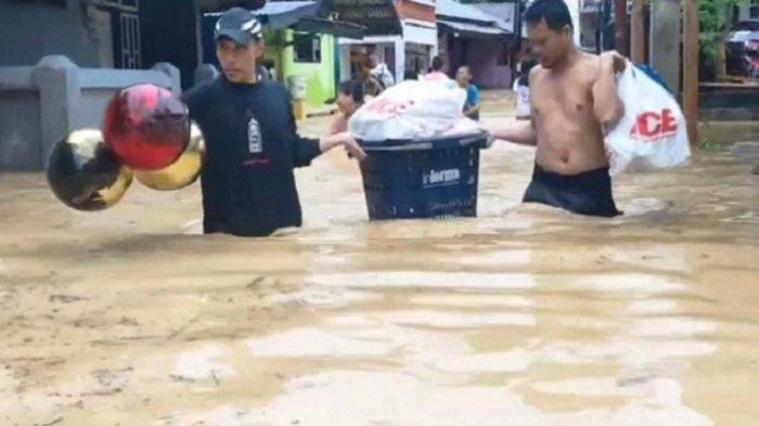 Berikut dampak bencana banjir, tanah longsor, hingga pohon tumbang di Kota Kendari, Sulawesi Tenggara (Sultra), pada Kamis (29/02/2024). Kejadian bencana hidrometeorologi sejak subuh hari tersebut berdampak ke rumah warga, bangunan masjid, sekolah, hingga kantor kelurahan.