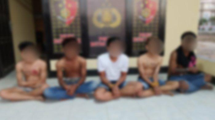 Lima pelaku yang ditengkap Kepolisian Resor Buton Tengah (Polres Buteng), diduga mencabuli siswi SMA dengan modus membuatkan tato, Sabtu (9/9/2023).