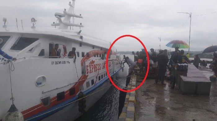 BURUH – Buruh angkut barang bersiap melompat ke atas KM Express Chantika 168 saat hendak berlabuh di dermaga Pelabuhan Nusantara Raha, Kabupaten Muna, Sulawesi Tenggara, Rabu (31/1/2024). Mereka berlomba menawarkan jasa angkut barang kepada penumpang yang hendak turun di Pelabuhan Nusantara Raha.