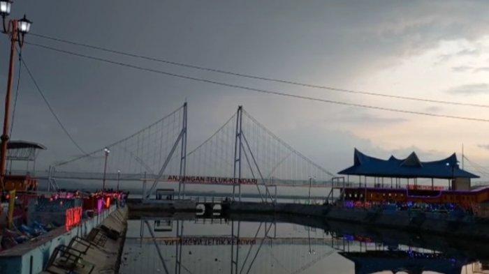 Tampak cahaya matahari senja menyinari Anjungan Teluk Kendari yang berlokasi di Jl H Alala, Kelurahan Tipulu, Kecamatan Kendari Barat, Kota Kendari, Provinsi Sultra, Rabu (2/2/2022).