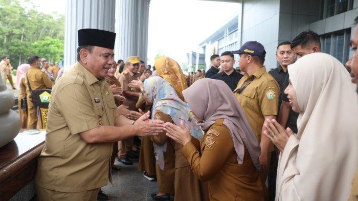 Momen halal bihalal yang dilakukan Pemerintah Provinsi (Pemprov) Sulawesi Tenggara (Sultra) usai menggelar Apel Pagi di Kantor Gubernur Sultra, Selasa (16/04/2024).