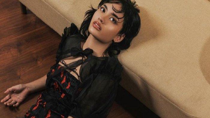 Berikut ini kisah aktris ternama Arawinda Kirana yang berjuang pulih dari trauma akibat kekerasan seksual yang dialaminya. Seperti diketahui, nama Arawinda Kirana kembali menjadi perbincangan usai dirinya membagikan kisah kekerasan seksual yang dialaminya. Kini, Arawinda Kirana berusaha untuk pulih dari peristiwa pelik tersebut. Ia juga turut didampingi Tim Independen Pendamping Korban, yang terdiri dari sekelompok praktisi psikologi klinis dan psikososial.