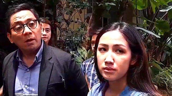 Artis Tamara Tyasmara (kanan) dan pengacara Sandhy Arifin mendatangi Polda Metro Jaya, Senin (5/2/2024). Tamara meminta pengusutan kasus kematian buah hatinya bersama musisi Angger Dimas yakni Dante (6) yang diduga tenggelam di kolam renang, kawasan Duren Sawit, Jakarta Timur.
