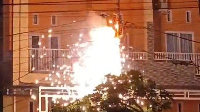 Kabel tiang listrik terbakar di Jalan Supu Yusuf tepatnya perempatan Pasar Basah Kendari, Sulawesi Tenggara (Sultra), pada Senin (18/12/2023). Karena kejadian tersebut sejumlah warga yang berada di lokasi kejadian panik lantaran melihat kabel yang berada di tiang listrik mengeluarkan api.