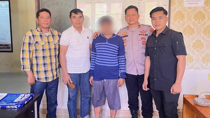 PELAKU PEMBUNUHAN DITANGKAP - Sosok pelaku pembunuhan pria ditemukan tertusuk tombak bambu di Kabupaten Kolaka Utara, Provinsi Sulawesi Tenggara (Sultra) ditangkap polisi. Penangkapan pelaku inisial A berlangsung di Desa Loka, Kecamatan Tolala, Kabupaten Kolaka Utara (Kolut), Jumat (18/7/2025). (Istimewa)