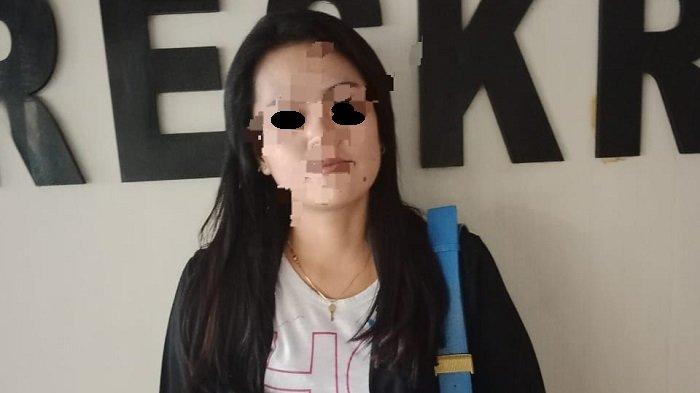Seorang wanita berinisial SD menjadi korban pencurian usai memasang bulu mata disalah satu kos di Kota Kendari, Provinsi Sulawesi Tenggara (Sultra). Kejadian tersebut terjadi di Kos Qisti Lorong Pertanian, Kelurahan Bende, Kecamatan Kadia, pada hari Senin (7/8/2023). 
