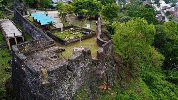 Benteng Keraton Buton (Benteng Wolio), berlokasi di Keluarahan Melai, Kecamatan Wolio, Kota Baubau, Provinsi Sulawesi Tenggara.