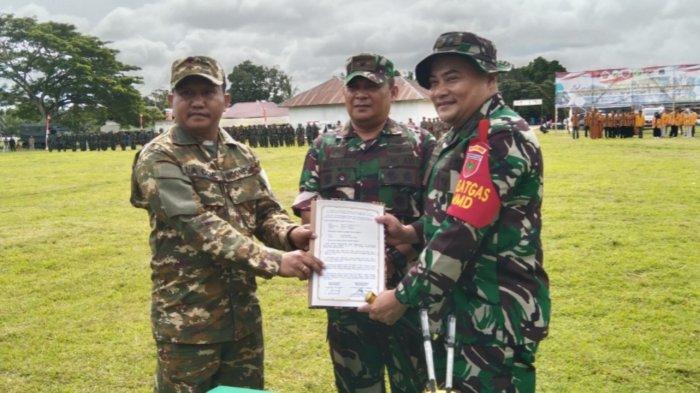 PENUTUPAN TMMD ke-123 : Komandan Korem atau Danrem 143/Haluoleo, Brigjen TNI Raden Wahyu Sugiarto resmi menutup kegiatan TNI Manunggal Membangun Desa (TMMD) ke-123 anggaran tahun 2025 Kodim 1416/Muna. Kegiatan TMMD berlangsung selama sebulan berlokasi di Kabupaten Muna Barat, dimulai sejak 19 Februari 2025 dan resmi ditutup hari ini, Kamis (20/3/2025).