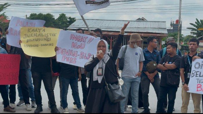 AKSI JURNALIS - Ketua AJI Kendari Nursaddah melakukan orasi di depan Polresta Kendari pada Senin (24/2/2025) atas intimidasi terhadap dua jurnalis. Kedua jurnalis ini sebelumnya mendapa surat pemanggilan menjadi saksi kasus oknum polisi terkait dugaan pelecehan seksual terhadap ibu rumah tangga.(Ahlun)
