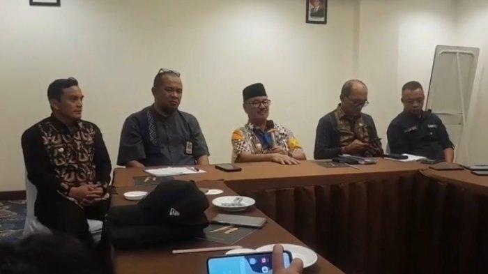 Bupati Konawe Selatan, Surunuddin Dangga menegaskan penarikan Camat Baito, Sudarsono, tidak ada kaitannya dengan kasus guru honorer di Konawe Selatan, Provinsi Sulawesi Tenggara (Sultra).