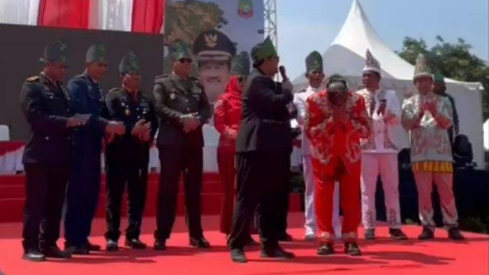 Bupati Konawe Utara Ruksamin mengucap syukur setelah daerahnya dinyatakan meraih rekor MURI dari Museum Rekor-Dunia Indonesia pada peringatan Hari Kemerdekaan Indonesia di Pantai Taipa, Kabupaten Konut, Provinsi Sultra, Kamis (17/08/2023).
