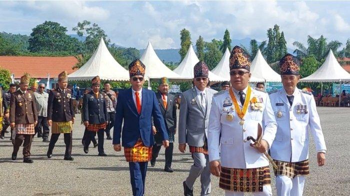 Bupati Konawe Utara, Ruksamin tiba di lokasi upacara Hari Ulang Tahuh (HUT) ke-17 Konut, Sulawesi Tenggara (Sultra), Selasa (2/1/2023).