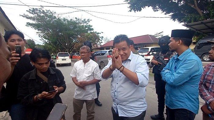 Bupati Muna LM Rusman Emba setelah menjalani pemeriksaan sebagai tersangka oleh KPK, di markas Polda Sultra, Senin (17/7/2023).