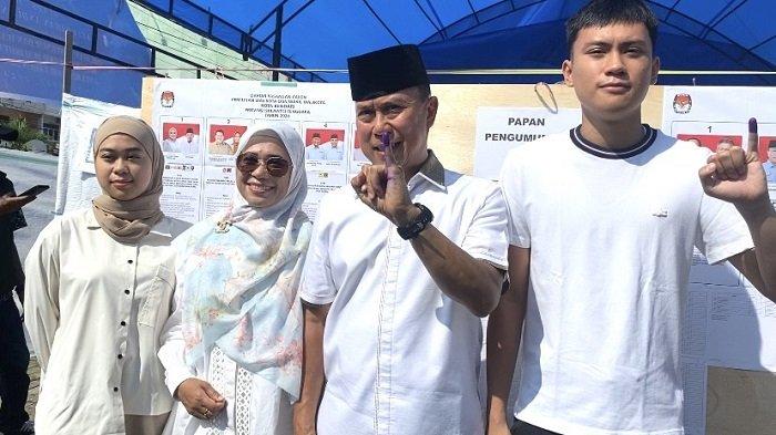 Calon Gubernur Sulawesi Tenggara (Sultra), Andi Sumangerukka (ASR) menyalurkan hak pilihnya bersama istri Arinta Anila Apsari serta dua anaknya, pada Pilkada Sultra 2024, Rabu (27/11/2024). ASR dan keluarga mencoblos di Tempat Pemungutan Suara (TPS) 16 Kelurahan Anduonohu, Kecamatan Poasia, Kota Kendari.