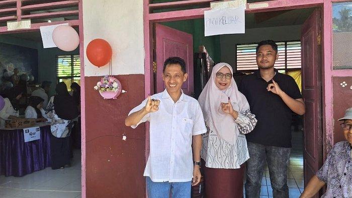 Potret Calon Bupati Wakatobi, Provinsi Sulawesi Tenggara (Sultra), Haliana bersama istri dan anaknya usai mencoblos di TPS 2, Kelurahan Mandati 2, Kecamatan Wangi-Wangi Selatan (Wangsel).