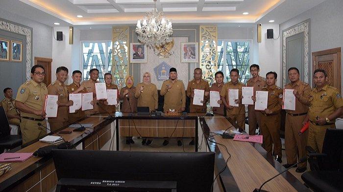 FOTO BERSAMA - Camat dan Lurah se-Kota Kendari, Provinsi Sulawesi Tenggara (Sultra) berfoto bersama dengan Siska Karina Imran dan Sudirman usai menandatangani pakta integritas penanganan sampah, Selasa (4/3/2025). Wakil Wali Kota Kendari, Sudirman mengatakan, Lurah dan Camat harus bisa menjadi garda terdepan dalam penanganan sampah. (Istimewa)