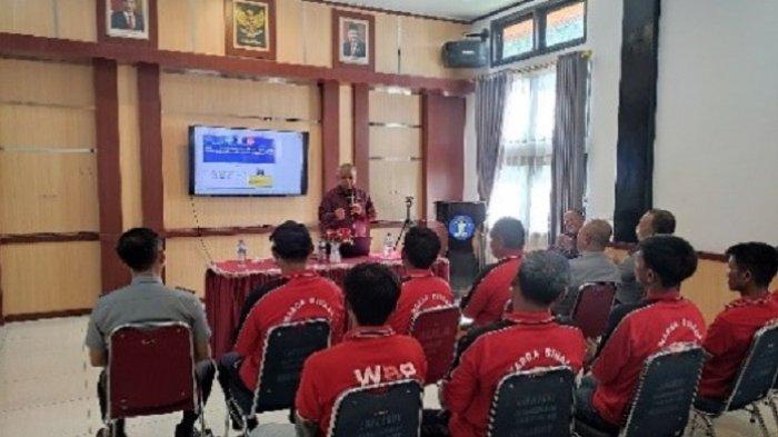 Dosen Universitas Halu Oleo (UHO) dan Universitas Sulawesi Tenggara (Unsultra) membina warga binaan Lembaga Pemasyarakatan atau Lapas Kelas II A Kendari. Dosen UHO Kendari dan Ketua Tim Pelaksana, Prof Andi Bahrun mengatakan kegiatan itu bertujuan memberdayakan warga binaan Lapas Kelas II Kendari sebagai upaya memberikan semangat dan motivasi.