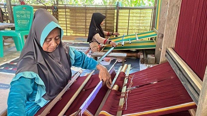 Intip Mahirnya Penenun