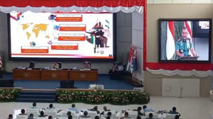Dankodiklat TNI Laksamana Madya Maman Firmansyah saat Ceramah dan Pembekalan PKB Kejuangan TA 2024 Sesko TNI, Sespimti Polri, Sesko Angkatan, dan Sespimmen Polri di Gedung Auditorium Yos Sudarso Seskoal Jakarta. Laksdya Maman menyebut Panglima TNI Jenderal Agus Subiyanto memberikan atensi pada 15 provinsi dengan tingkat kerawanan tinggi dalam Pilkada Serentak 2024.