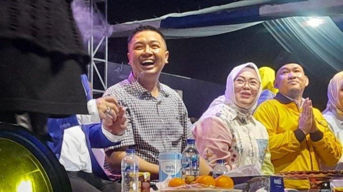 Bakal calon wali kota Kendari, Siska Karina Imran dan Wakilnya Sudirman saat deklari maju Pilwali di Lapanga Benu Benua. Agenda ini juga dihadiri mantan Wali Kota Kendari yang juga suami Siska, Adriatma Dwi Putra.
