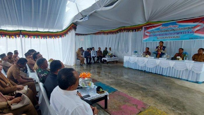 Deputi Bidang Pengendalian Penduduk BKKBN RI, DR. Bonivasius Prasetya Ichtiarto, di dampingi Kepala Perwakilan BKKBN Prov. Sultra, Drs. Asmar, M.Si dan Tim, melakukan kunjungan kerja ke Kabupaten Muna, Provinai Sulaweai Tenggara dalam rangka pelayanan KB serentak di seluruh wilayah se-Indonesia yang bertajuk 