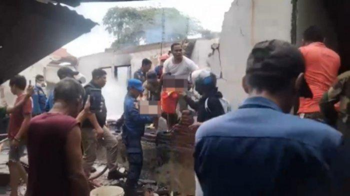 BALITA TERBAKAR DI KENDARI - Teriakan histeris warga mengiringi detik-detik evakuasi 2 balita tewas terpanggang dalam kebakaran rumah di Kota Kendari, Sulawesi Tenggara (Sultra). Kebakaran rumah tersebut terjadi di Jalan R Suprapto, Kelurahan Punggolaka, Kecamatan Puuwatu, pada Selasa (06/05/2025). Dalam insiden tersebut, dua balita tewas terbakar yakni AZP yang baru berusia 1 tahun dan dan ANP berusia 3 tahun.