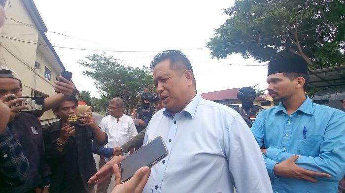 Bupati Muna Rusman Emba ketika menghadiri panggilan pemeriksaan KPK di markas Polda Sultra, Senin (17/7/2023).