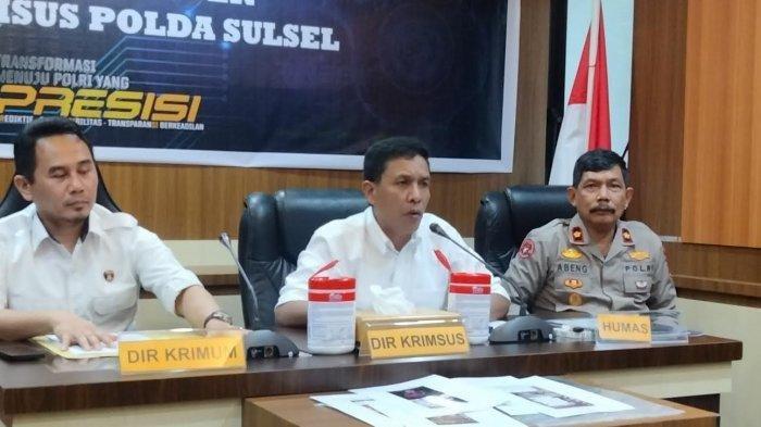 Direktur Reserse Kriminal Khusus Kepolisian Daerah Sulawesi Selatan atau Dirreskrimsus Polda Sulsel, Kombes Pol Helmi Kwarta Kusuma Rauf, saat rilis penetapan tersangka Ernawati Bakkara seorang istri polisi dan anggota Bhayangkari Makassar di ruang Cyber Polda Sulsel, Jl Perintis Kemerdekaan, Kota Makassar, Provinsi Sulsel, pada Senin (6/3/2023). Ernawati ditetapkan tersangka kasus dugaan pencemaran nama baik gegara video viral TikTok. 


Artikel ini telah tayang di Tribun-Timur.com dengan judul Istri Polisi Jadi Tersangka Gegara Viralkan Kematian Kakaknya di TikTok, Terungkap Sosok Pelapor, https://makassar.tribunnews.com/2023/03/06/istri-polisi-jadi-tersangka-gegara-viralkan-kematian-kakaknya-di-tiktok-terungkap-sosok-pelapor?page=2.
Penulis: Muslimin Emba | Editor: Hasriyani Latif